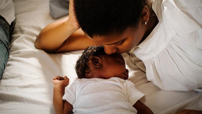 Afrosvenska kvinnor beskriver återkommande erfarenheter av rasism, okunskap och bristande lyhördhet i mödra- och förlossningsvården, vilket leder till oro, stress och i vissa fall allvarliga fysiska komplikationer, skriver debattörerna.