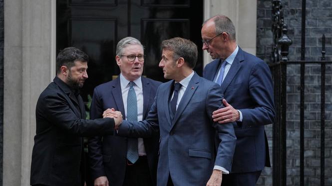 Ukrainas president Volodymyr Zelenskyj mötte på måndagen Storbritanniens premiärminister Keir Starmer, Frankrikes president Emmanuel Macron och tyska förbundskanslern Friedrich Merz.