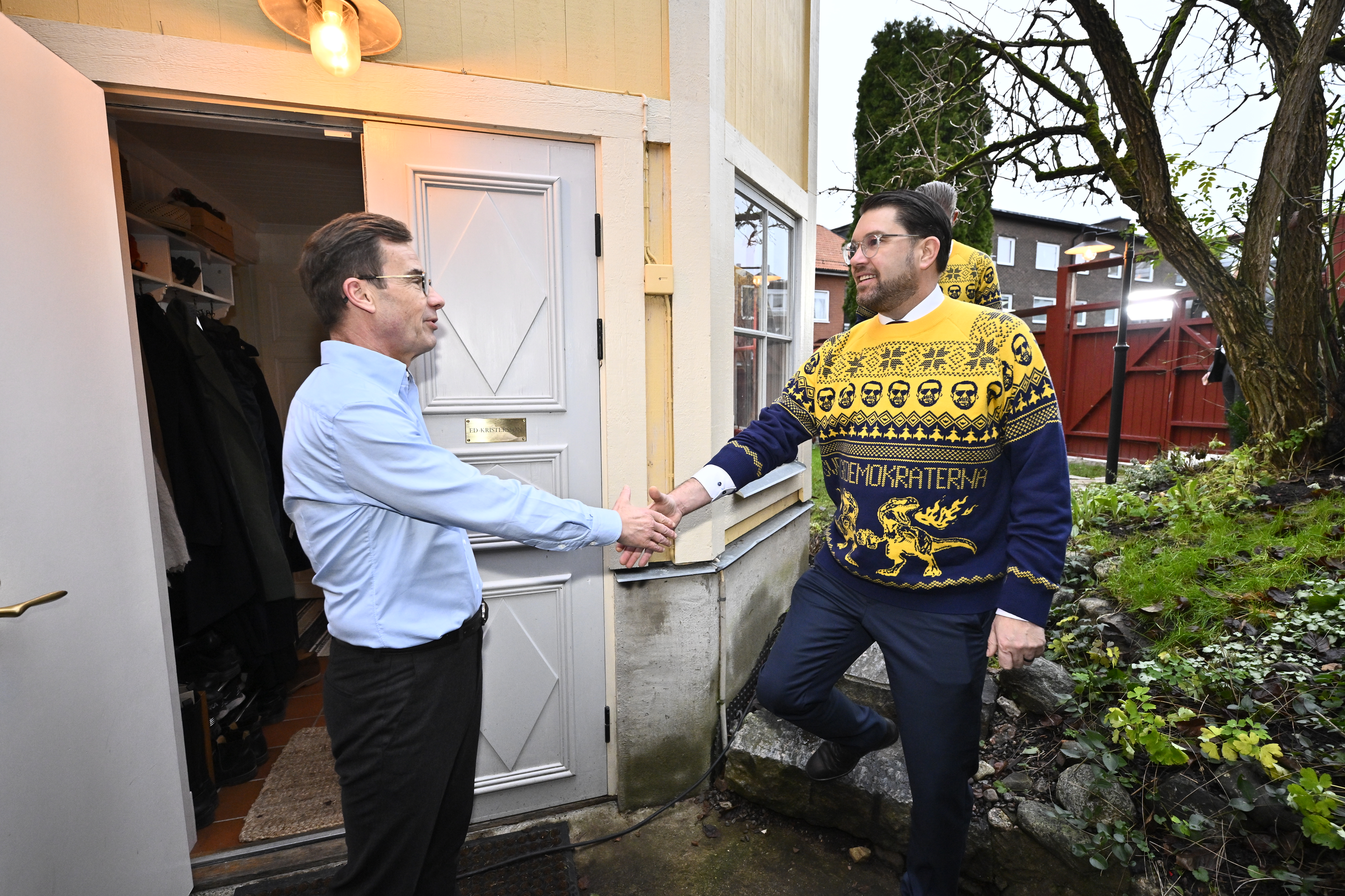 Statsminister Ulf Kristersson (M) hälsar Jimmie Åkesson (SD) välkommen till huset i Strängnäs där de ska komma överens om en gemensam ungefärlig färdriktning för nästa mandatperiod.
