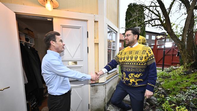Statsminister Ulf Kristersson (M) hälsar Jimmie Åkesson (SD) välkommen till huset i Strängnäs där de ska komma överens om en gemensam ungefärlig färdriktning för nästa mandatperiod.
