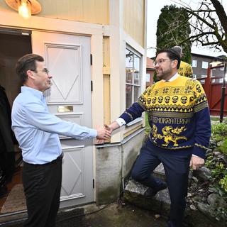 Statsminister Ulf Kristersson (M) hälsar Jimmie Åkesson (SD) välkommen till huset i Strängnäs där de ska komma överens om en gemensam ungefärlig färdriktning för nästa mandatperiod.
