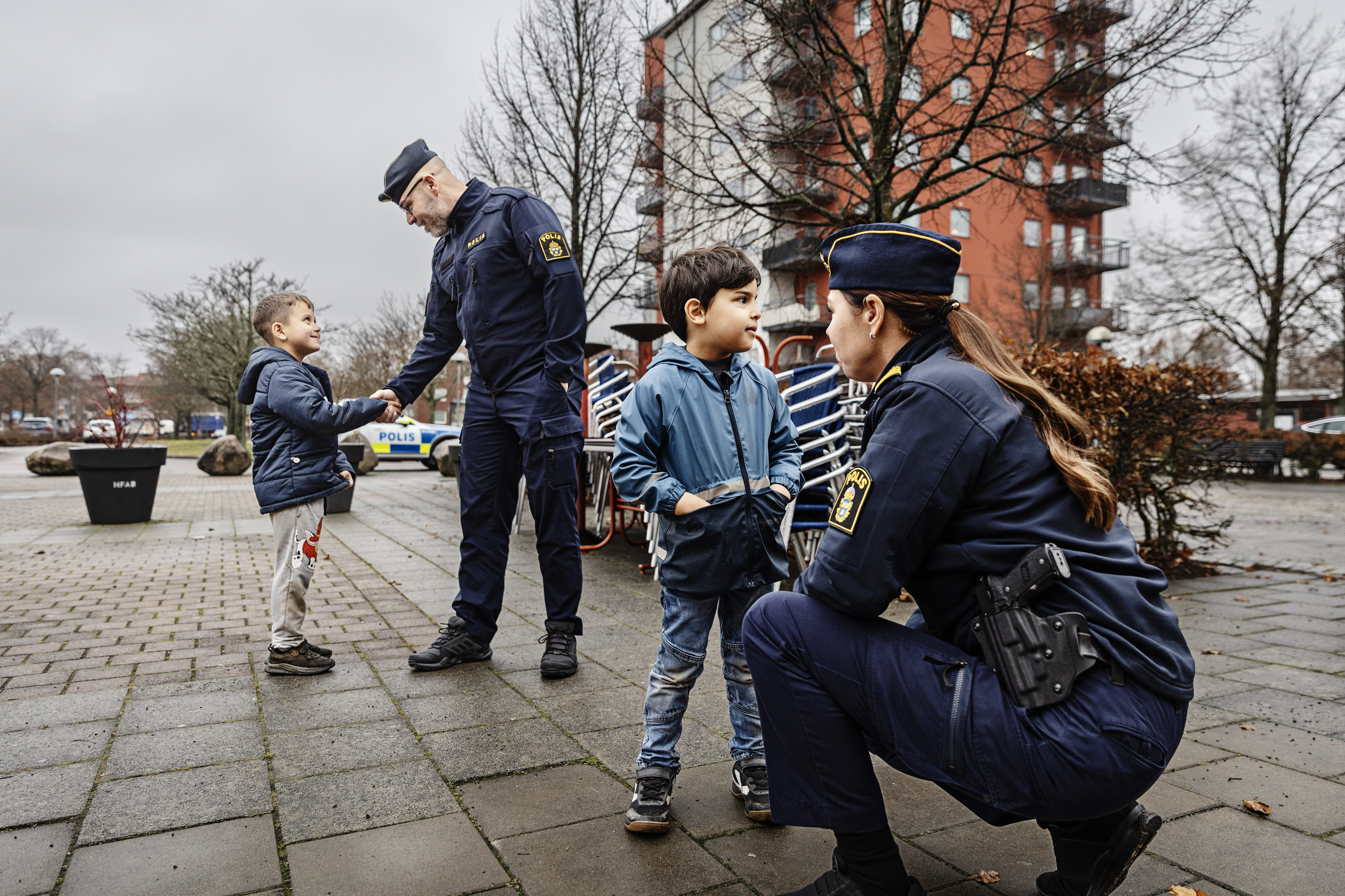 Elias Kabtoul, sex år,  och Hamdi Hamam, sju, springer fram när de får syn på Joachim Selänger Rolf, operativ samordnare hos polisen i Halmstad, och kommunpolisen Stina Ljungdahl. De två poliserna ser det relationsskapande arbetet som en nyckel.