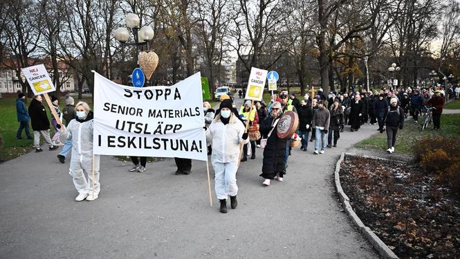 I november anordnades en stor demonstration i Eskilstuna mot att det kinesiska företaget Senior Materials får släppa ut upp till 900 ton per år av den cancerframkallande och nervskadande kemikalien metylklorid från sin fabrik i Svista.