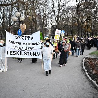 II november anordnades en stor demonstration i Eskilstuna mot att det kinesiska företaget Senior material får släppa ut upp till 900 ton per år av den cancerframkallande och nervskadande kemikalien metylenklorid från sin fabrik i Svista.