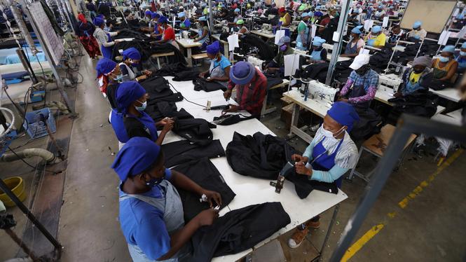 Världen över är kvinnors inkomster lägre än männens, enligt rapporten.