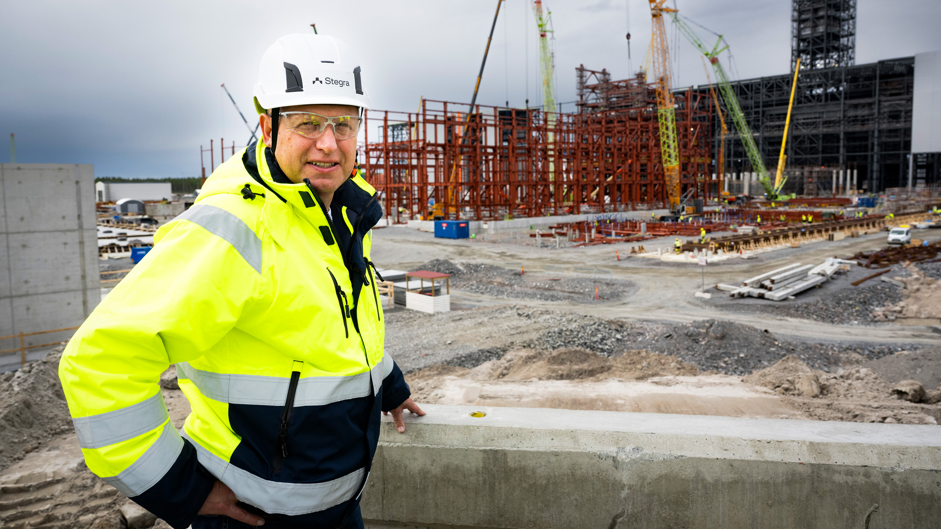 Stegra AB:s vd Henrik Henriksson framför bygget av det nya stålverket som skall producera fossilfritt stål. 