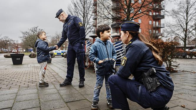 Elias Kabtoul, sex år,  och Hamdi Hamam, sju, springer fram när de får syn på Joachim Selänger Rolf, operativ samordnare hos polisen i Halmstad, och kommunpolisen Stina Ljungdahl. De två poliserna ser det relationsskapande arbetet som en nyckel.