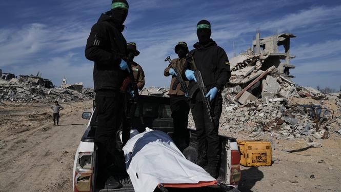 Medlemmar i de palestinska extremiströrelserna Hamas och Islamiska jihad i norra Gazaremsan i samband med överlämningen av en död gisslan till Israel tidigare i december.