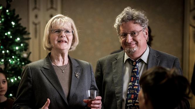 Per Carlsson och Sissela Kyle spelar de synkade kommunpolitikerna Erland och Sirpa i Tidstjuven, årets julkalender i SVT.