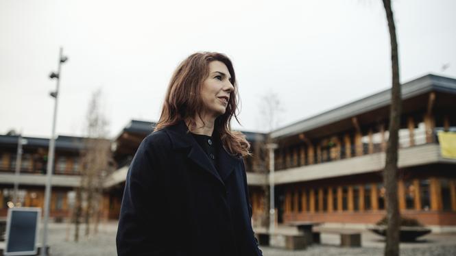 Emilia Bjuggren är tillbaka vid Hjulstaskolan där hon gick som barn. Hon minns hur det sparades på barnen under 90-talskrisen. Och nu ser hon att välfärden igen får ta smällen i den ekonomiska krisen.