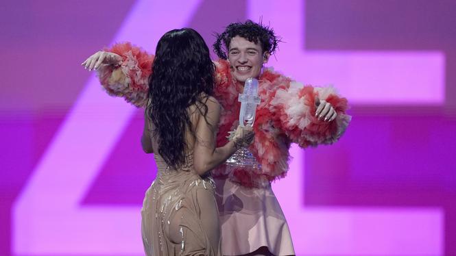 Schweiziska artisten Nemo tar emot statyetten av svenska Loreen – som vunnit Eurovision två gånger.