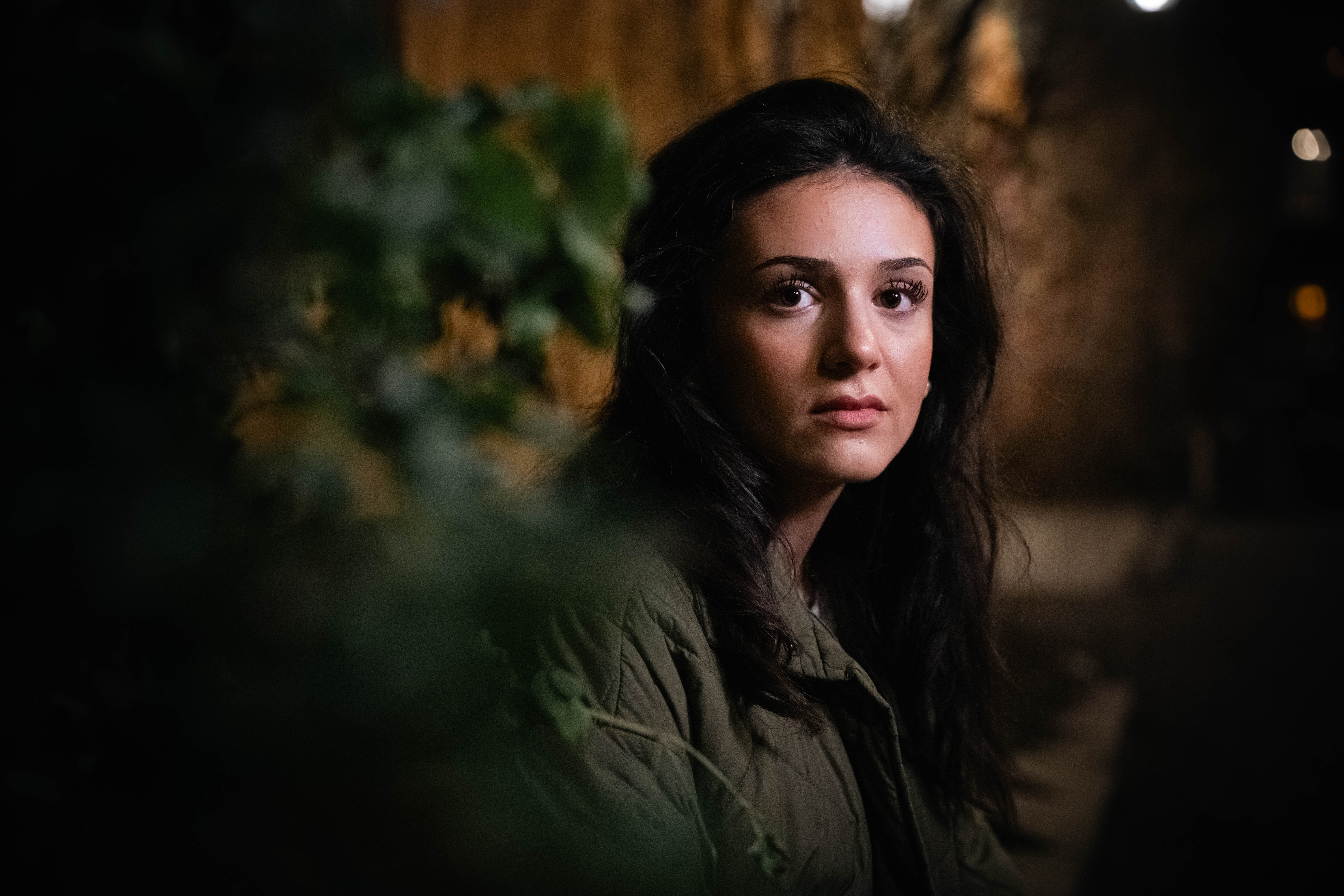 Familjehemsföräldrarnas eget barn omhändertogs av socialtjänsten, ändå fick de fortsätta ta emot andras barn. En av dem var Selma, som förbjöds ringa sina syskon och såg yngre barn utsättas för våld.