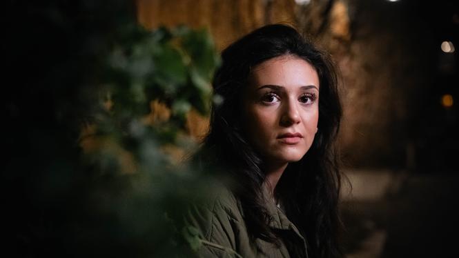 Familjehemsföräldrarnas eget barn omhändertogs av socialtjänsten, ändå fick de fortsätta ta emot andras barn. En av dem var Selma, som förbjöds ringa sina syskon och såg yngre barn utsättas för våld.