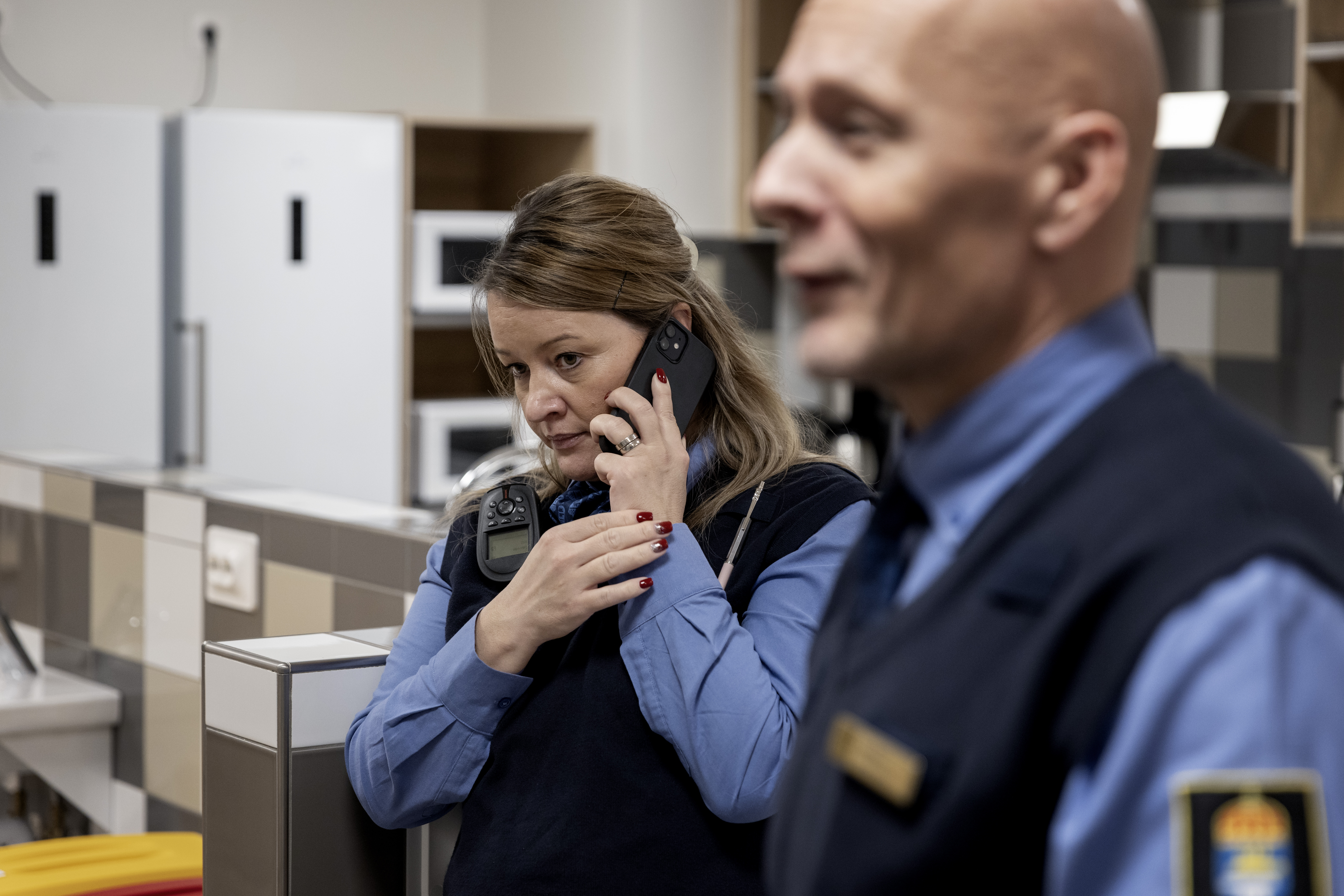 Kriminalvårdsinspektör Camilla Alexandersson och Kriminalvårdschef Mikael Wallin i köket på kvinnoavdelningen. Innan vi går från ett rum till ett annat måste den så kallade bevakningscentralen ringa och ge grönt ljus, så att vi inte råkar se intagna.