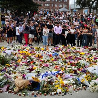 Människor samlas vid en hyllning till offren för terrorattacken på Bondi Beach, Sydney, Australien.