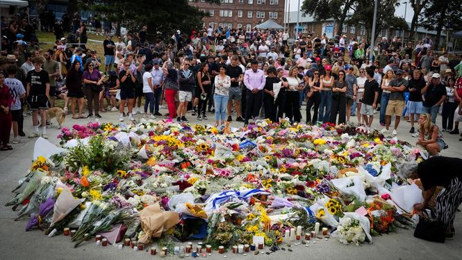Människor samlas vid en hyllning till offren för terrorattacken på Bondi Beach, Sydney, Australien.