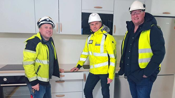 Platschef Rimas Tarvydas visar upp hur köken blir på plats i huset, för Joakim Johnsson och Niklas Olsson, som levererat köksinredningen från Ballingslöv och Projekt-1.