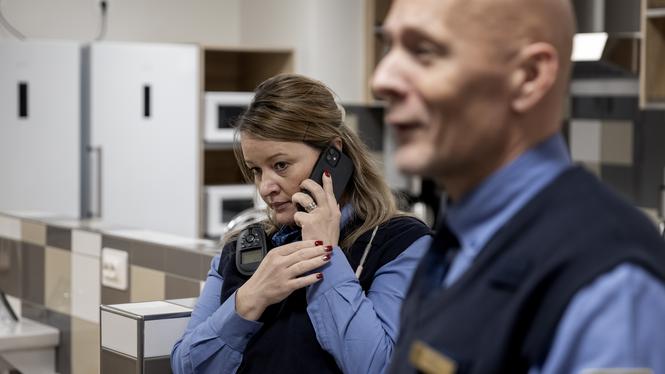 Kriminalvårdsinspektör Camilla Alexandersson och Kriminalvårdschef Mikael Wallin i köket på kvinnoavdelningen. Innan vi går från ett rum till ett annat måste den så kallade bevakningscentralen ringa och ge grönt ljus, så att vi inte råkar se intagna.