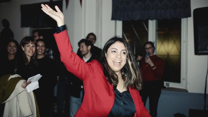 Nooshi Dadgostar (V) på julfest i Uppsala. 