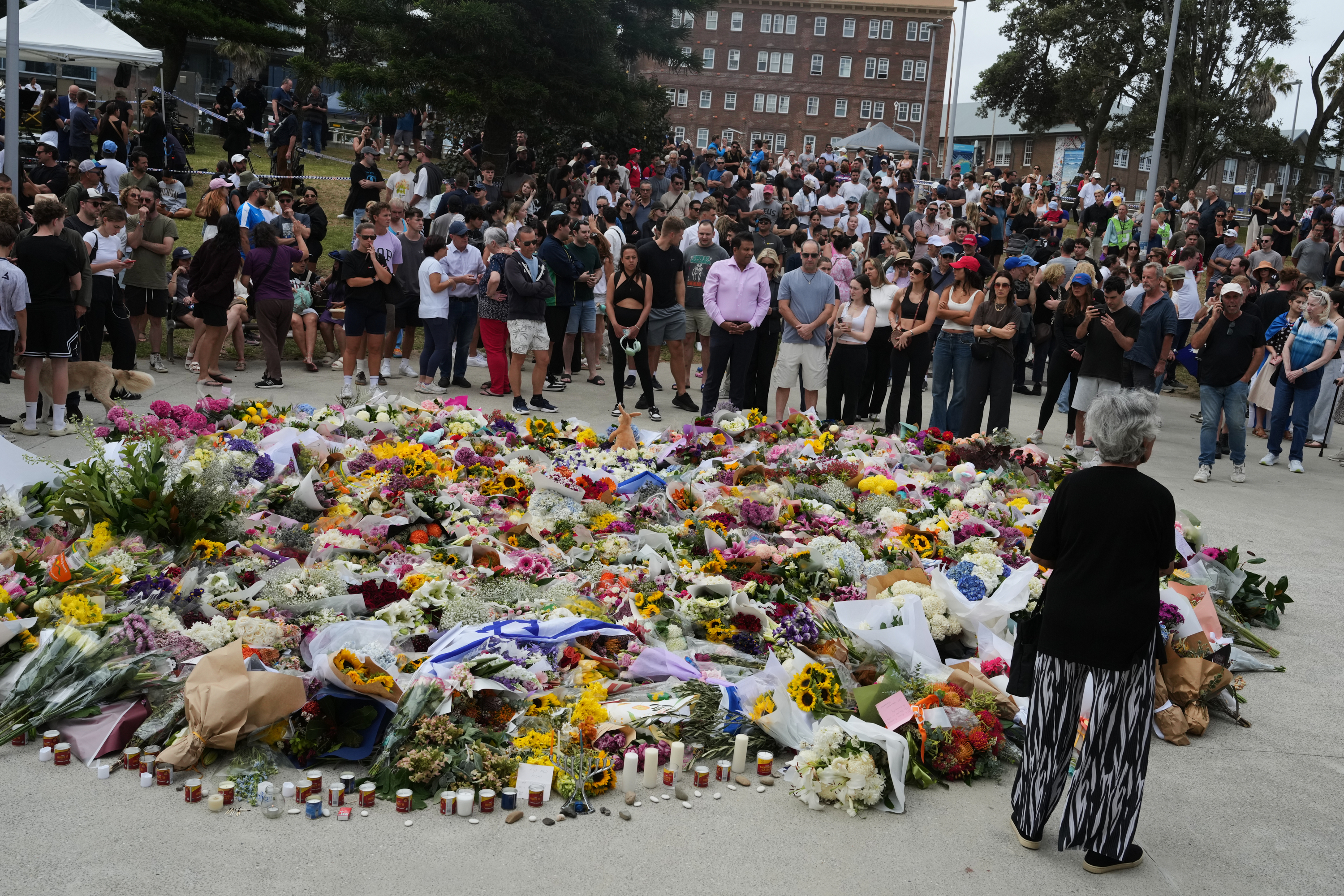 Människor samlas och lägger blommor efter masskjutningen i Bondi beach i Sydney, Australien.