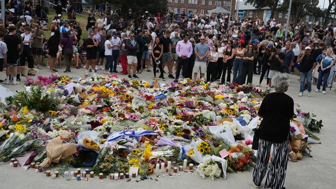 Människor samlas och lägger blommor efter masskjutningen i Bondi beach i Sydney, Australien.