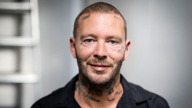 Influencern och youtubern Joakim Lundell släppte 2017 barndomsskildringen ”Monster” där grova anklagelser riktas mot hans mamma. Nu ifrågasätts sanningshalten i hans påståenden.