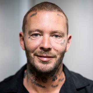 Influencern och youtubern Joakim Lundell släppte 2017 barndomsskildringen ”Monster” där grova anklagelser riktas mot hans mamma. Nu ifrågasätts sanningshalten i hans påståenden.