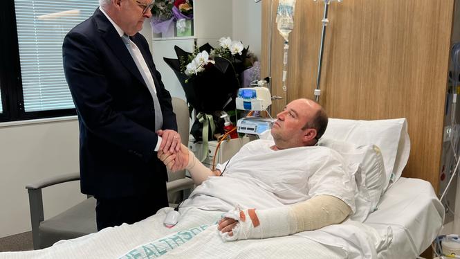 Australiens premiärministerpostens Anthony Albanese besöker Ahmed al-Ahmed på sjukhuset under tisdagsmorgonen.