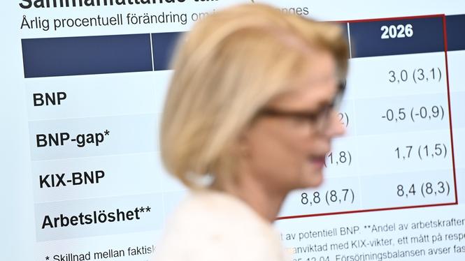 Finansminister Elisabeth Svantesson (M) presenterar en ny prognos för den ekonomiska utvecklingen.