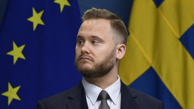 SD:s Henrik Vinge presenterar nya åtgärder mot gängen. Arkivbild.