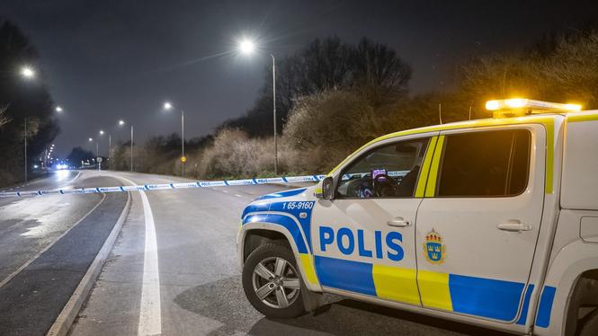 Polis på plats i Oxie i Malmö efter att en man hittats med skottskador i ett fordon i stadsdelen Hindby i Malmö natten till lördagen. 