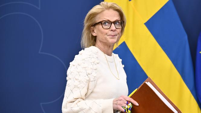 Finansminister Elisabeth Svantesson (M) presenterar en ny prognos för den ekonomiska utvecklingen.