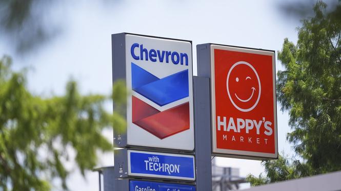 Jörgern Warborn (M) anklagas för att ha låtit sig påverkas av oljeindustrin.