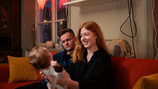 Joakim spekulerar i varför regeringen legat så lågt: ”Man vill få svenska gängkriminella i Turkiet utlämnade och kan inte äventyra processen genom att reta turkarna. Allra minst nära ett val. Då offrar de istället kampen för pressfriheten.”