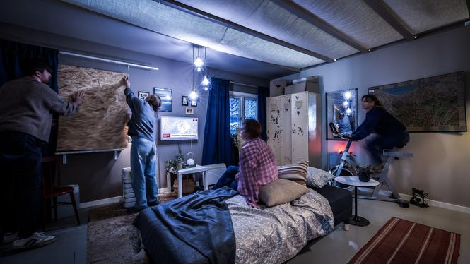 Dagens levnadsstandard är ett minne blott år 2050. På nyheterna varnas det för extrema översvämningar och plywoodskivor måste sättas upp för att skydda fönstren.