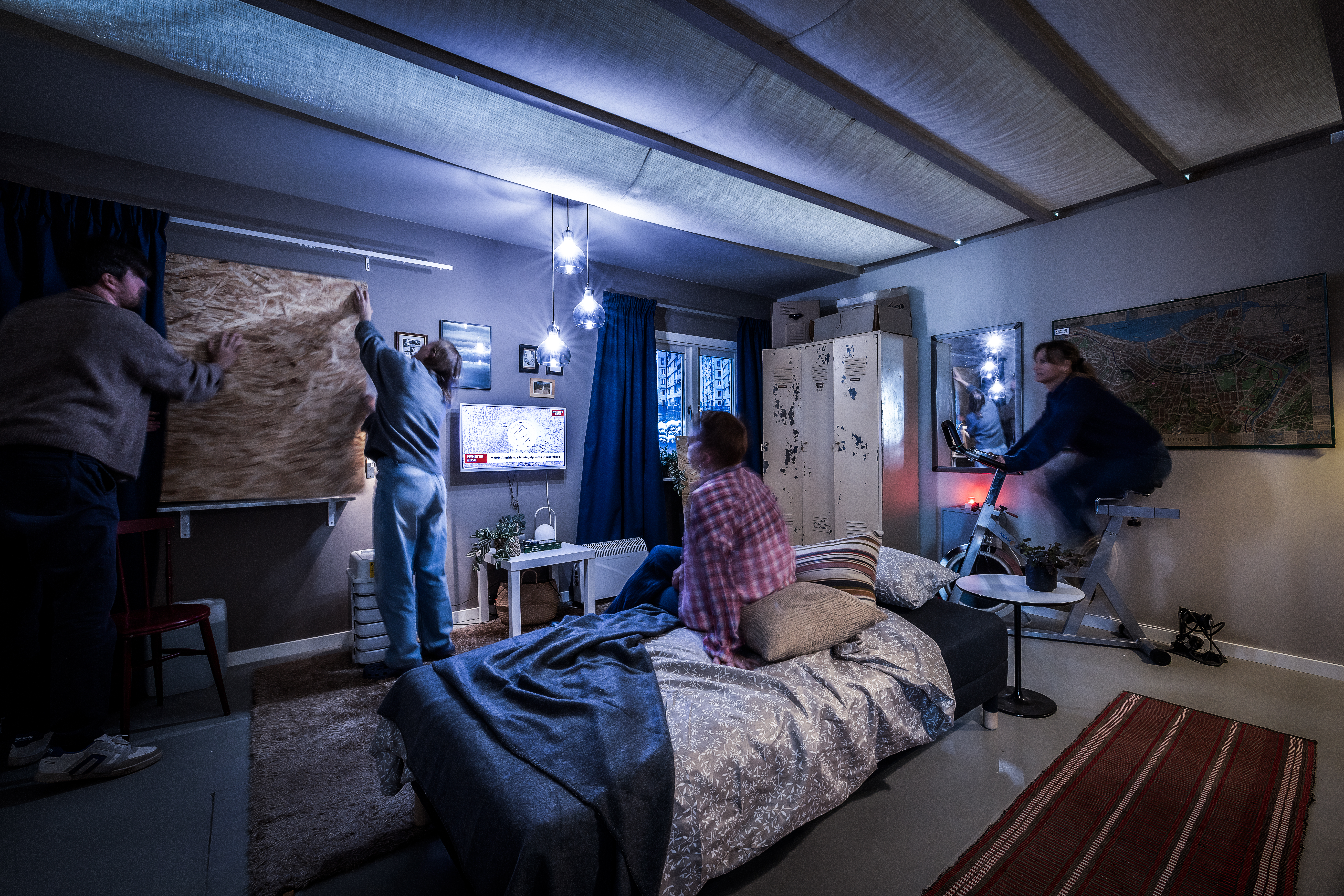 Dagens levnadsstandard är ett minne blott år 2050. På nyheterna varnas det för extrema översvämningar och plywoodskivor måste sättas upp för att skydda fönstren.