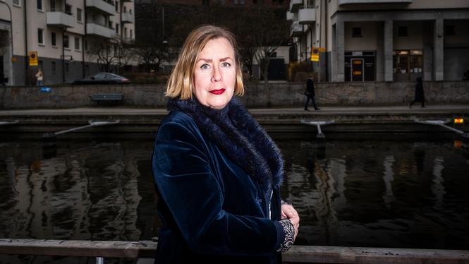 Ulrika Glaser Rydberg, i media kallad ”vapensamlarens dotter”, är övertygad om Skandiamannens oskuld.