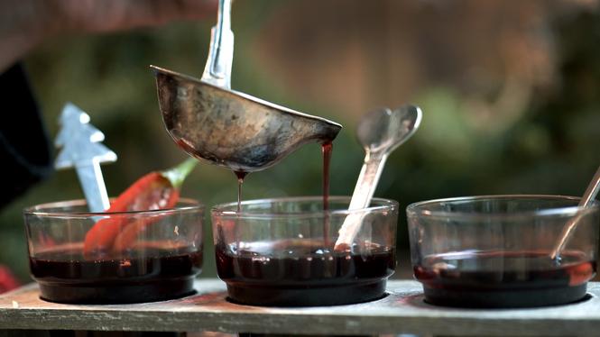 En analys från Örebro universitet visar att svensk glögg innehåller PFAS-kemikalien TFA, i flera fall i ”anmärkningsvärda” halter.