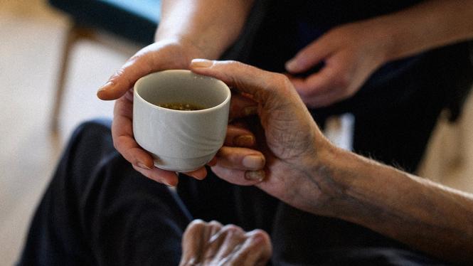 Hemtjänstens villkor är usla – och det får bara pågå.