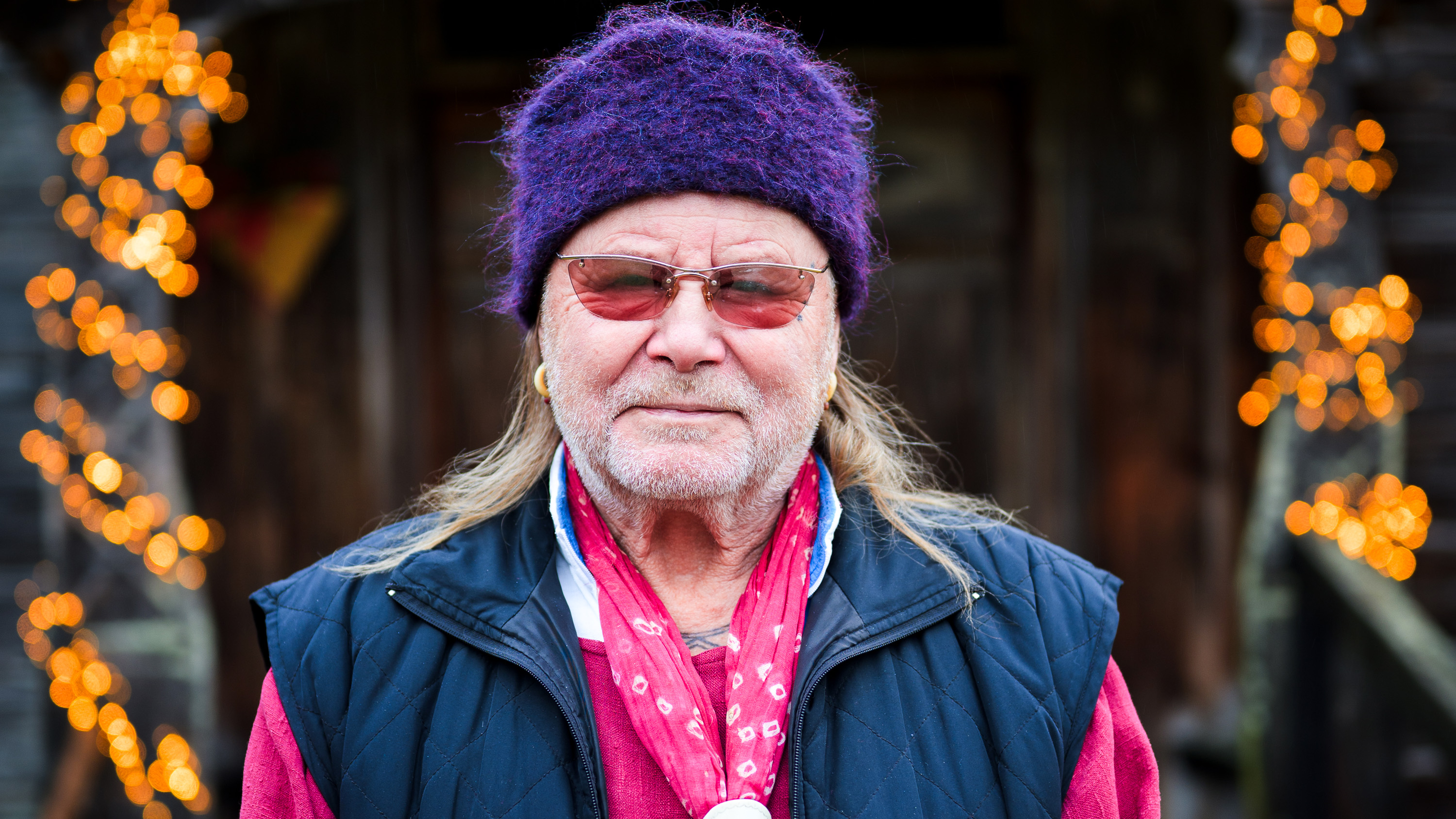 ”Det var Tova som tovade den”, skämtar Roger Pontare långsamt angående sin hatt i tovad ull.