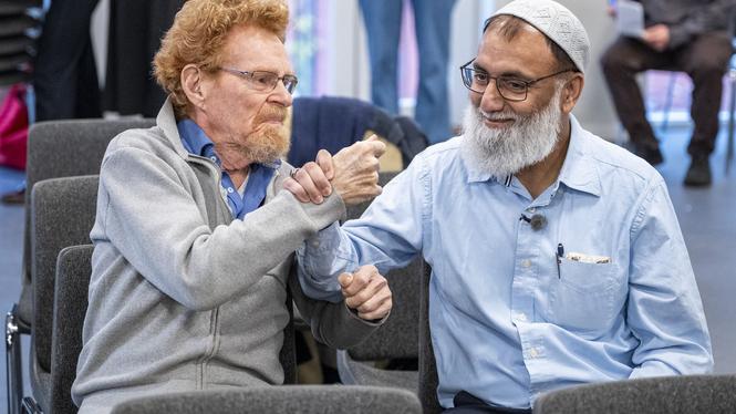 Muhammad Aslam (till höger) och John Christoffersen (till vänster), som båda bor i ett område som danska myndigheter har utpekat som getto eller parallellsamhälle, glädjs åt EU-domstolens besked.