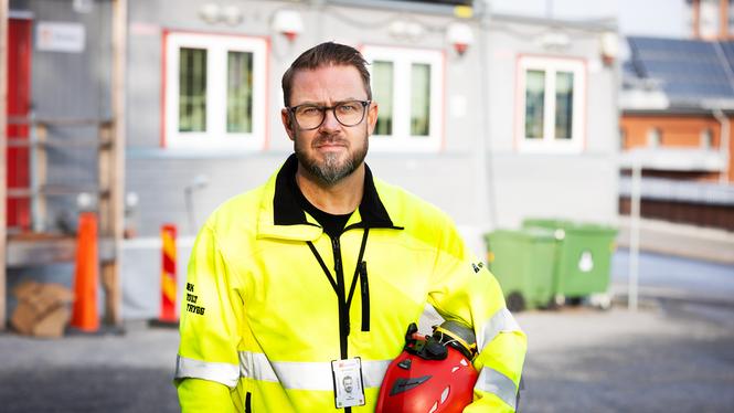 ”Våra medlemmar börjar jobba betydligt tidigare, med fysiskt krävande arbeten, och har ovanpå det en betydligt kortare livslängd”, säger Byggnads ordförande Kim Söderström.