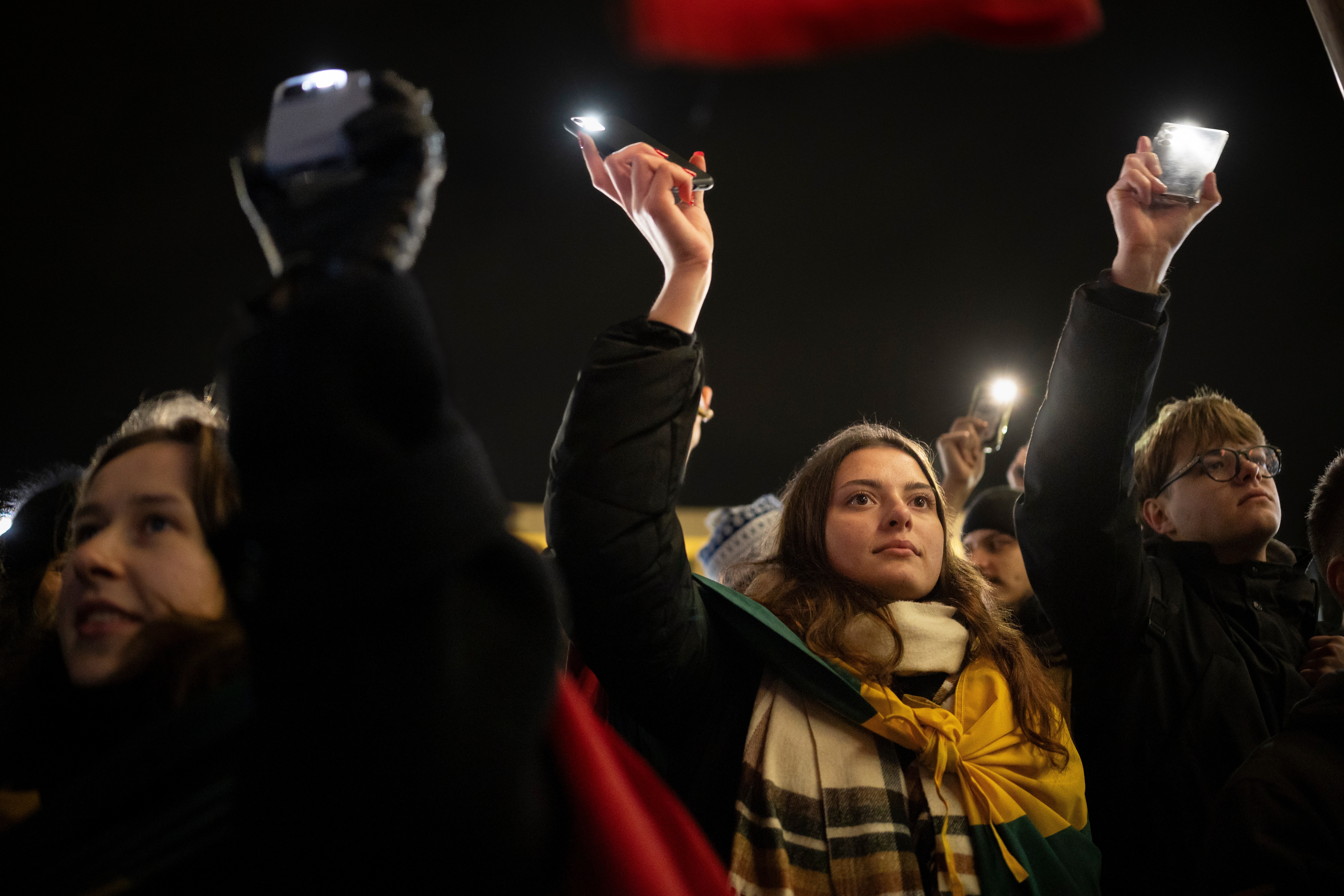 Självständighetstorget i Vilnus, 17e december. Människor protesterar mot de nya lagförslagen som ses som begränsande av pressfriheten.