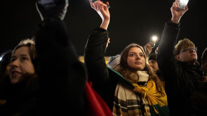 Självständighetstorget i Vilnus, 17e december. Människor protesterar mot de nya lagförslagen som ses som begränsande av pressfriheten.