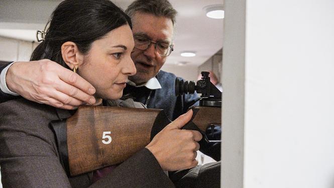 Isak From (S) är vice ordförande i riksdagens jakt- och fiskeklubb och hjälper partikamraten Teresa Carvalho med siktet. 