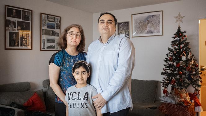 Zahra Kazemipour, Afshad Joubeh tillsammans med dottern Yassna, i familjens lägenhet i Stockholm.