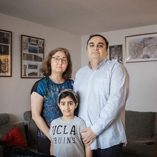 Zahra Kazemipour, Afshad Joubeh tillsammans med dottern Yassna, i familjens lägenhet i Stockholm.