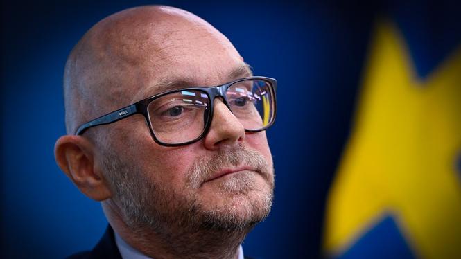 Att lägga ansvaret på individer är en klassisk strategi när man saknar egna politiska lösningar, skriver Somar Al Naher. På bild, arbetsmarknadsminister Johan Britz (L).