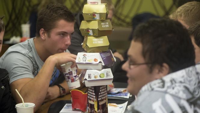 Hos McDonads finns det en efterfrågan från gästerna på flergångsförpackningar, men hur stor den är kan inte kommunikationschef Oscar Brehmer svara på.