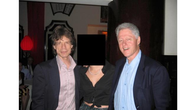 En av bilderna som släpptes i helgen visar Mick Jagger från The Rolling Stones tillsammans med Bill Clinton.